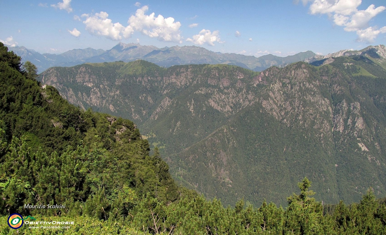 27 Panorama verso la Valle Brembana occidentale....JPG